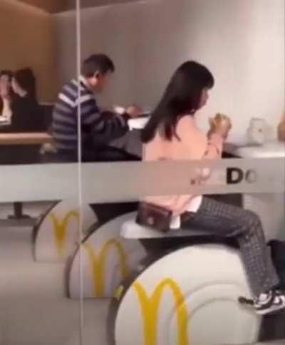 Кто помнит чёрное зеркало, где крутили велотренажёры?