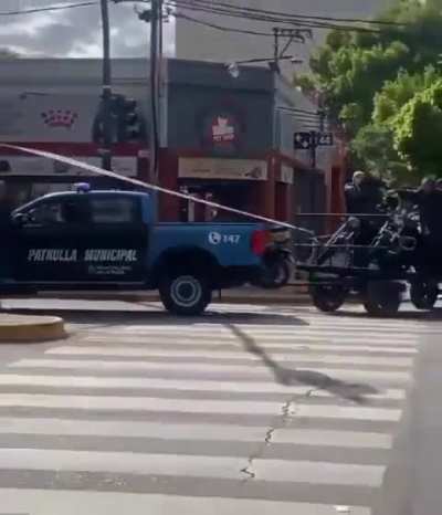 Le secuestraron las motos a los Hell's Angels en La Plata y los tipos no se quisieron bajar y al final se terminaron llevando las motos con ellos arriba.