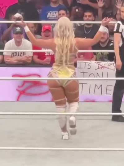 “The Glamour” Mariah May (“Timeless” Toni Storm)