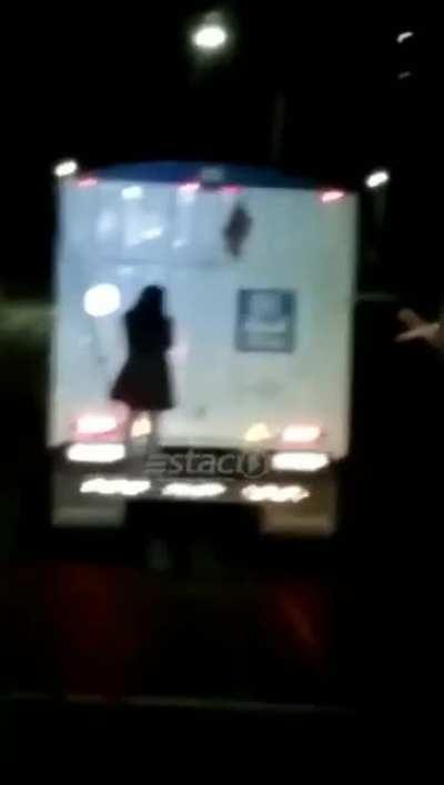 Argentina paranormal: Camioneros cordobeses aterrados por una mujer fantasma que se colgó a un vehículo en plena ruta santafesina