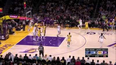 [Highlight] Ref staring at a foot out of bounds? No call into a Kennard three