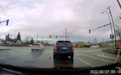 Idiot blatantly running a Red light.