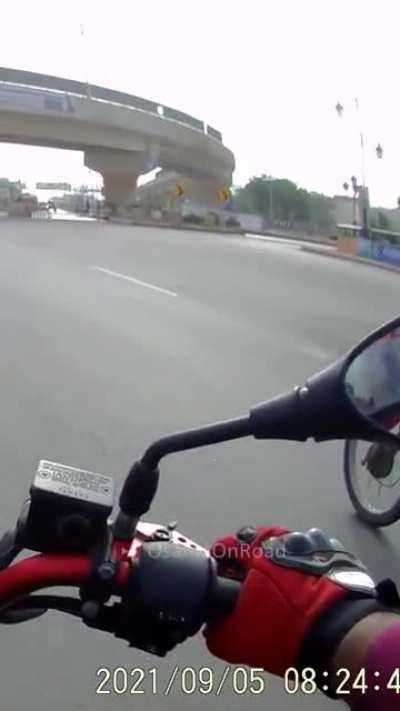 [Pakistan] Instant karma for showoff biker riding with one hand, no helmet and no lane discipline