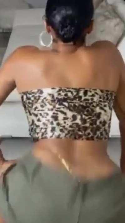 InHaleMee ♏️🍑😈