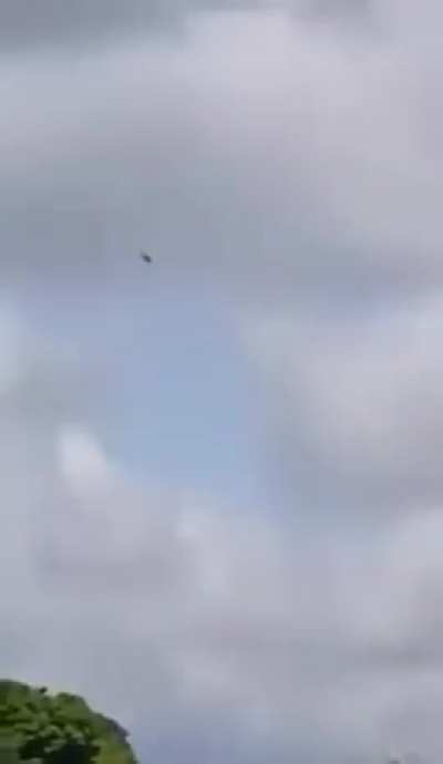 Another angle of the Colombian army helicopter providing ground support during combat against the FARC in Buenos Aires, Cauca. (December 16, 2025)