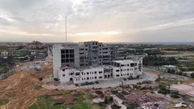 Israel destrói a Universidade da Palestina, universidade privada que era a última instituição de ensino superior na faixa de Gaza. Israel já destruiu físicamente todas as outras universidades e 70% das escolas de Gaza.