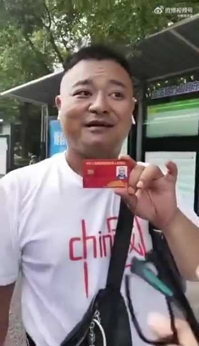 南京江宁区，一男子在他的车里挂了美利坚国旗，遇到另一男子把他拦下，并怀疑他是间谍。两人爆发激烈的口头冲突。 （视频）