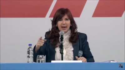 Todo bien pero los hombres no laburan ni cuidan a sus hijos? Cómo se permite que diga cosas así al aire siquiera