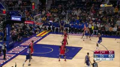 [Highlight] Draymond and Curry great chemistry results to a triple that extends Warriors lead against Bulls.