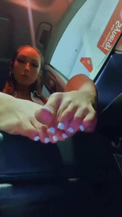 @foot_infatuations showing her white toes in her car
