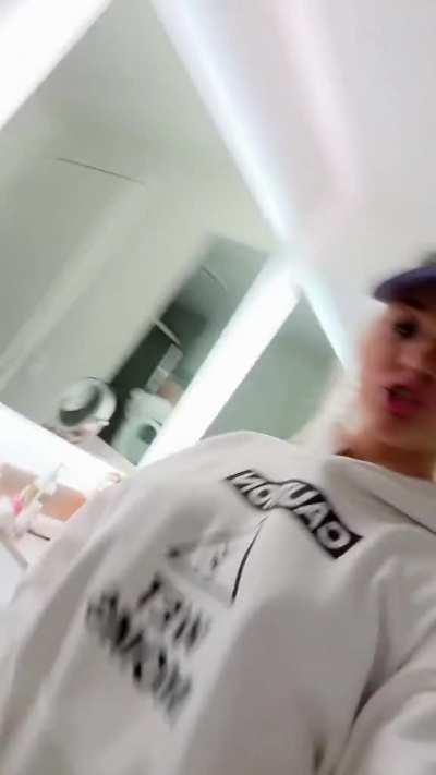 Breckie Hill - Booty tease