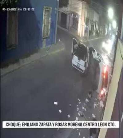 [Mexico] Leon, Guanajuato. Truck skips red light and T-bone car