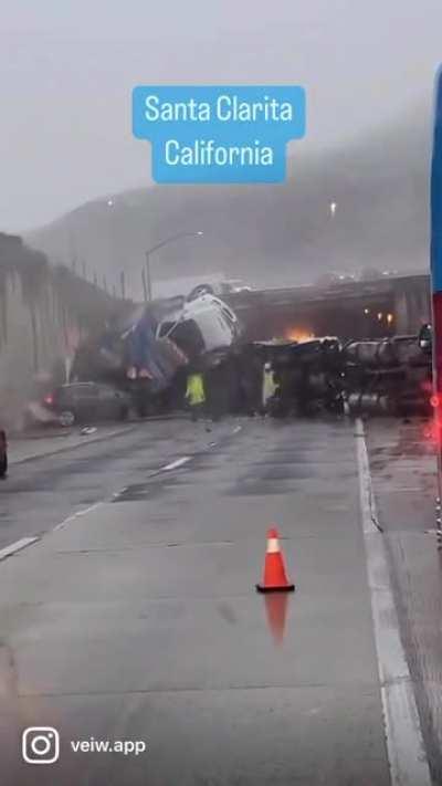 Truck tumbles over side of freeway in Santa Clarita, lands on wreckage from earlier crash. 🎥 - hoodsite . . . . #tragedy #accident #crash #california #safety #news #breakingnews #breakingnews🚨 #news #localnews