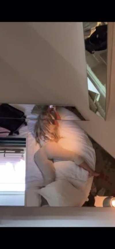 fcuk n look at da ceiling