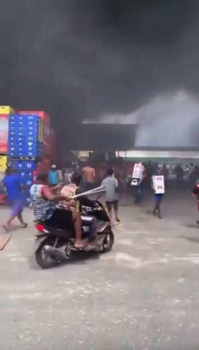 BREAKING: Warehouses at Rio de Janeiro's main food distribution center are on fire in Brazil, sparking riots with reported food looting. Shots were fired in the air by security forces 🚨 🚨 🚨