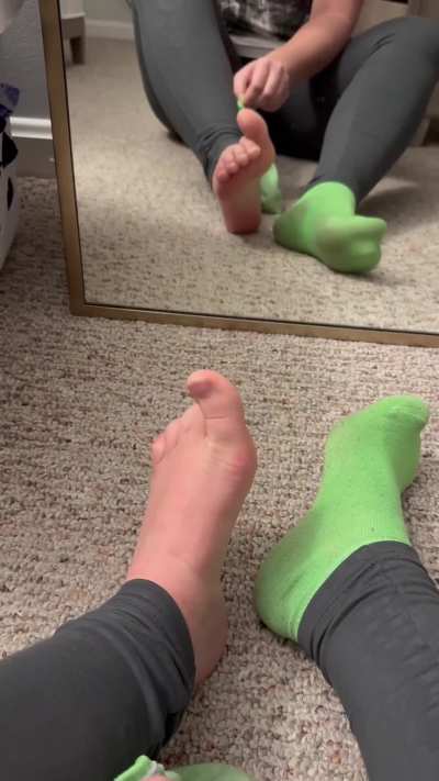 Unwrapping your Christmas present early for you because I'm obviously such a benevolent Domme with zero triggering intentions 🎁🦶