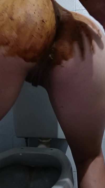 A hot way to shake my creamy buttocks