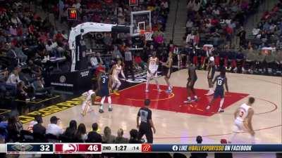 [Highlight] Trae comes off the screen and gets Zion to bite on the fake before laying it in