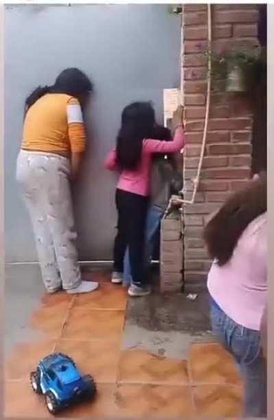 -¿Son chismosos en tu casa? -Lo normal...