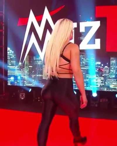 Mandy walking out be like 👀