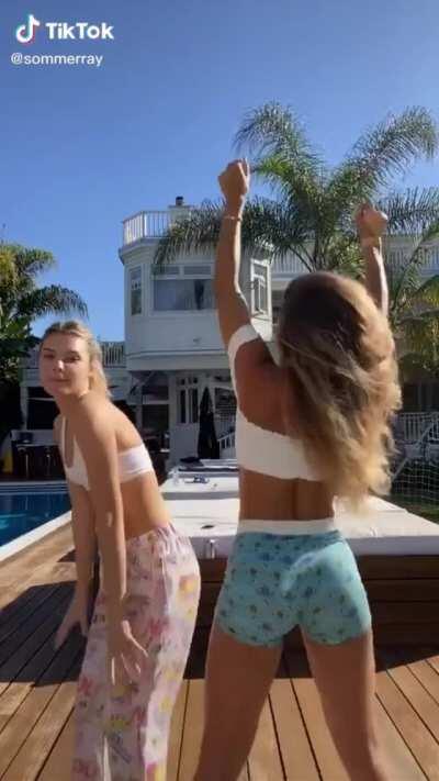 Sommer twerking with Alissa violet (slo mo at the end)