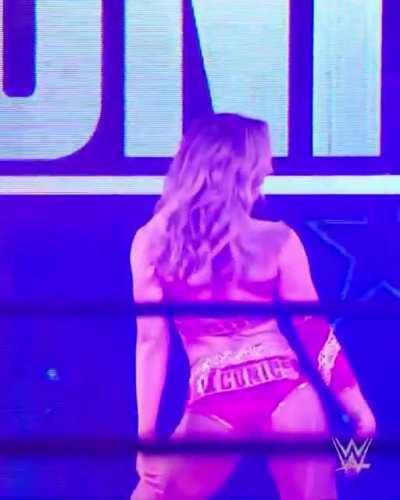 Pretty Peyton doing that dance. So sexy🤩😍