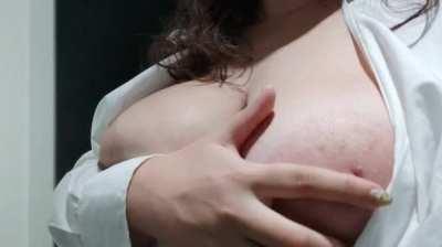 Volunteers to suck my huge tits?? 🥵🥵🥵