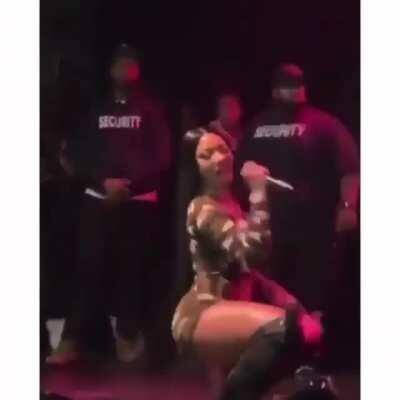 ass shaking and titties bouncing 🤤😏