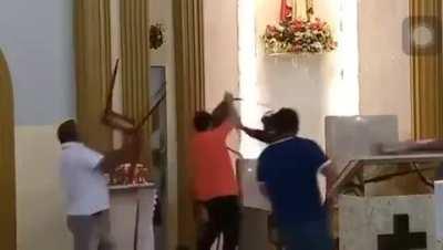 Marginal recebendo a benção da comunidade