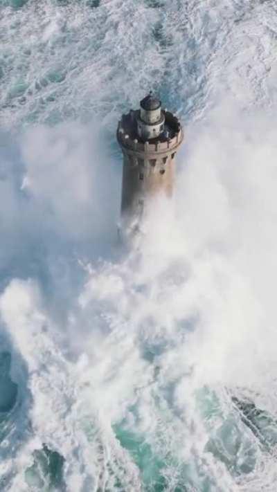 Massive Waves Higher Than Lighthouse
