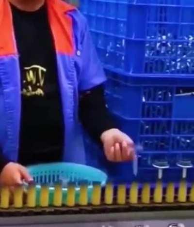 Она - Ты где этому научился? Он - на работе!