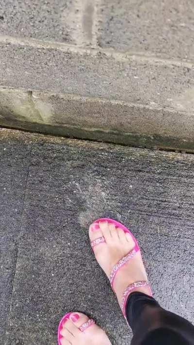 Jelly sandals crush snail