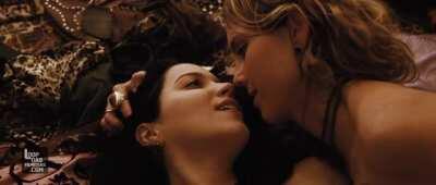 Nathalia Dill e Lívia de Bueno nuas no filme 