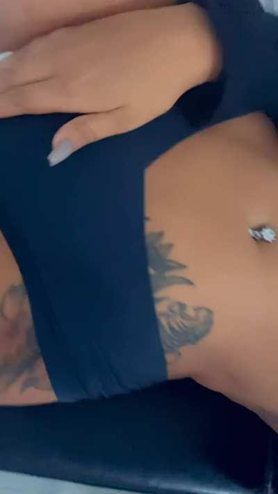 Tanned, curvy, and Korean 😘 Do you like to be teased ? 😻