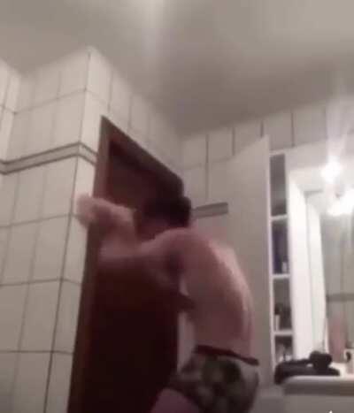 Boxeo contra dildo entero sin lubricación solo que es literalmente