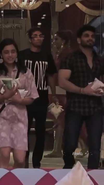 Mandali giving royal ignore to Chicken 🐔 and Tofu😭😂