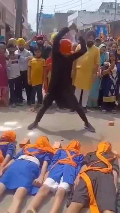 To see or not to see...