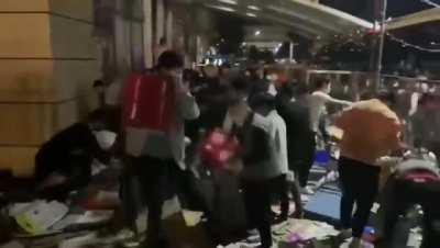 people seize supplies, and clean out a supermarket in Shanghai 据传上海九亭群众抢超市物资