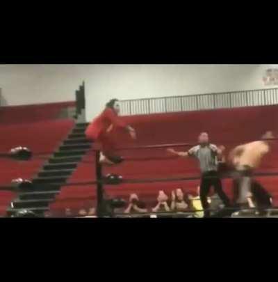 Un hombre lucha en una sociedad