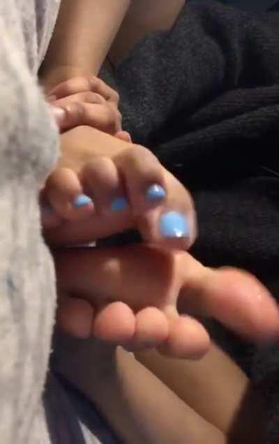 My friend was sucking her toes for me while I watched and nutted🤤