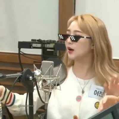 ¿es de kpop? sí ¿es bueno? a mí me dió risa, ojalá salga en el MCLMI 😢