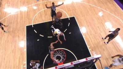 [Highlight] Curry gets the and-1 circus shot scoop layup!