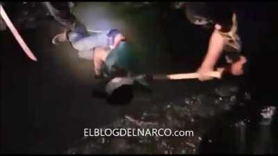 VIDEO WHERE GRUPO SOMBRA DISMEMBERS FOUR WITH AN AX IN THE STYLE OF THE ZETAS AND SENDS A MESSAGE TO 'CHAPULINES'