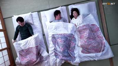 Mommy Maki Hojo lends a hand under the sheets - JUQ-851