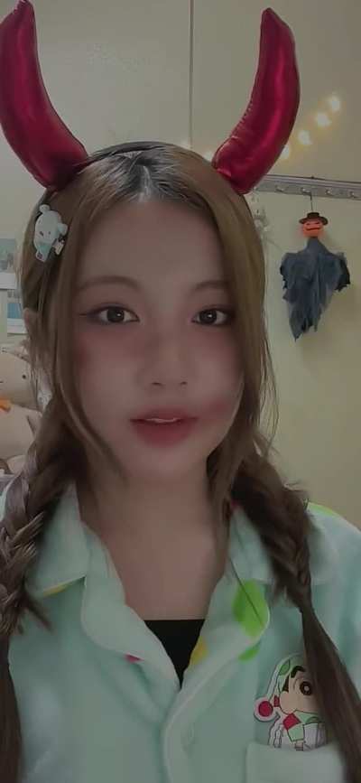 COME CELEBRATE HALLOWEEN LIVE RIGHT NOW WITH THE SPOOKIEST BEST GIRL JIA 👻 I bought Jia a haunted house we are going to be building today, and the playlist is peak Halloween kpop songs like Dreamcatcher 🎃