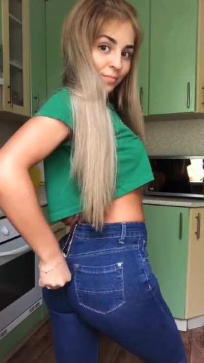 Hot babe twerking, wait for it...