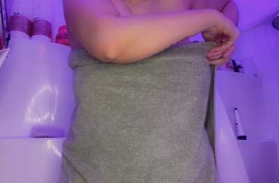 Fresh out the shower & ready to be sucked