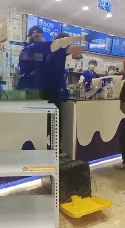 This food delivery man got mad.