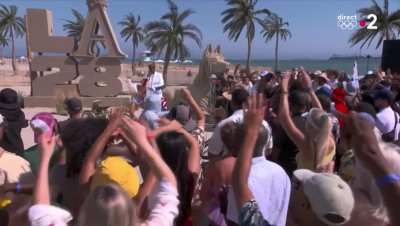 The whiplash of going from the formal IOC closing speeches to Snoop Dogg lighting up the beach in LA was everything 😂