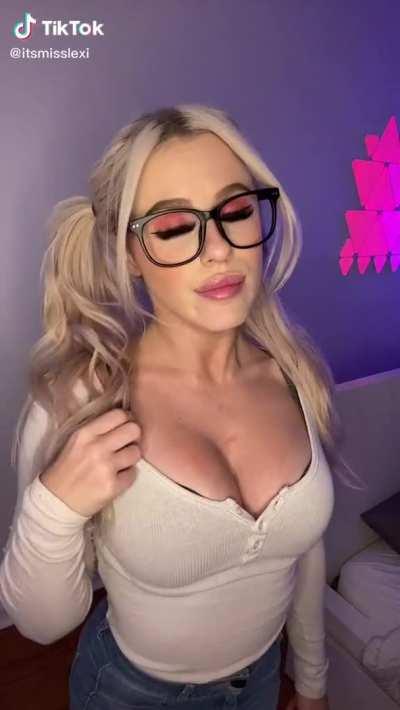 come check out my personality (and big tits) tonight ~ 8PM EST [MissLexi]